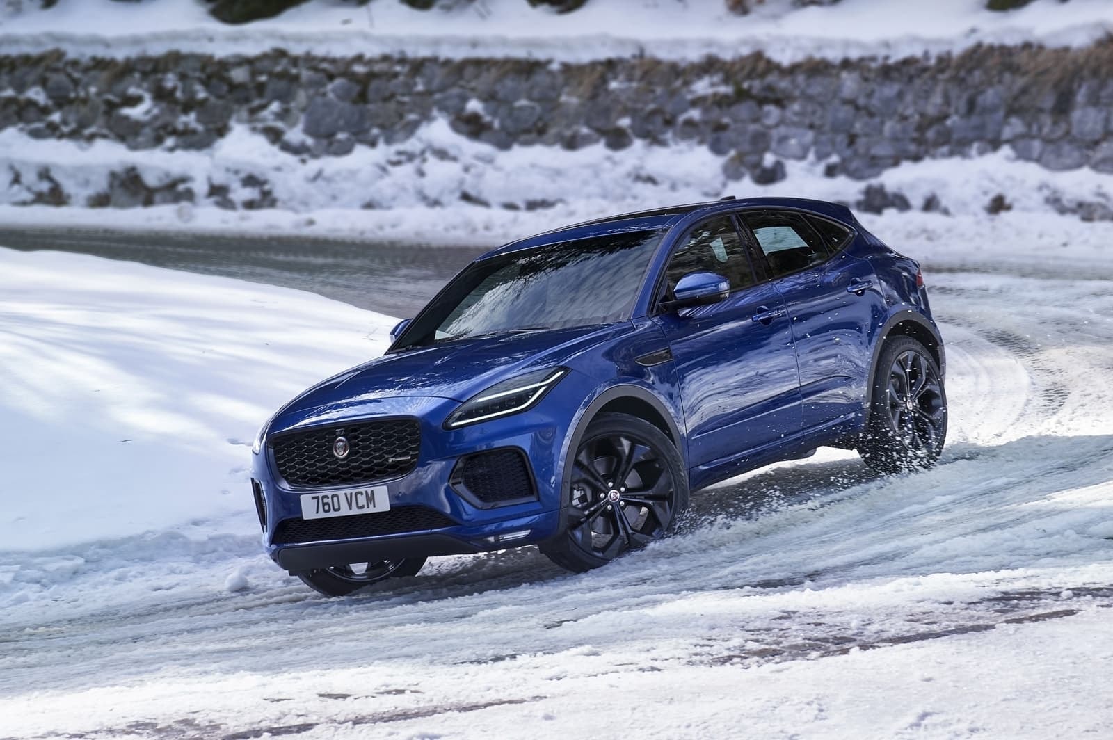 Potente imagen dinámica del Jaguar E-Pace derrapando sobre la nieve