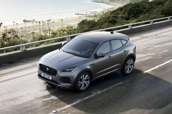 Imagen del Jaguar E-Pace estacionado junto a la playa, mostrando su línea lateral. Imagen del Jaguar E-Pace estacionado junto a la playa, mostrando su línea lateral.