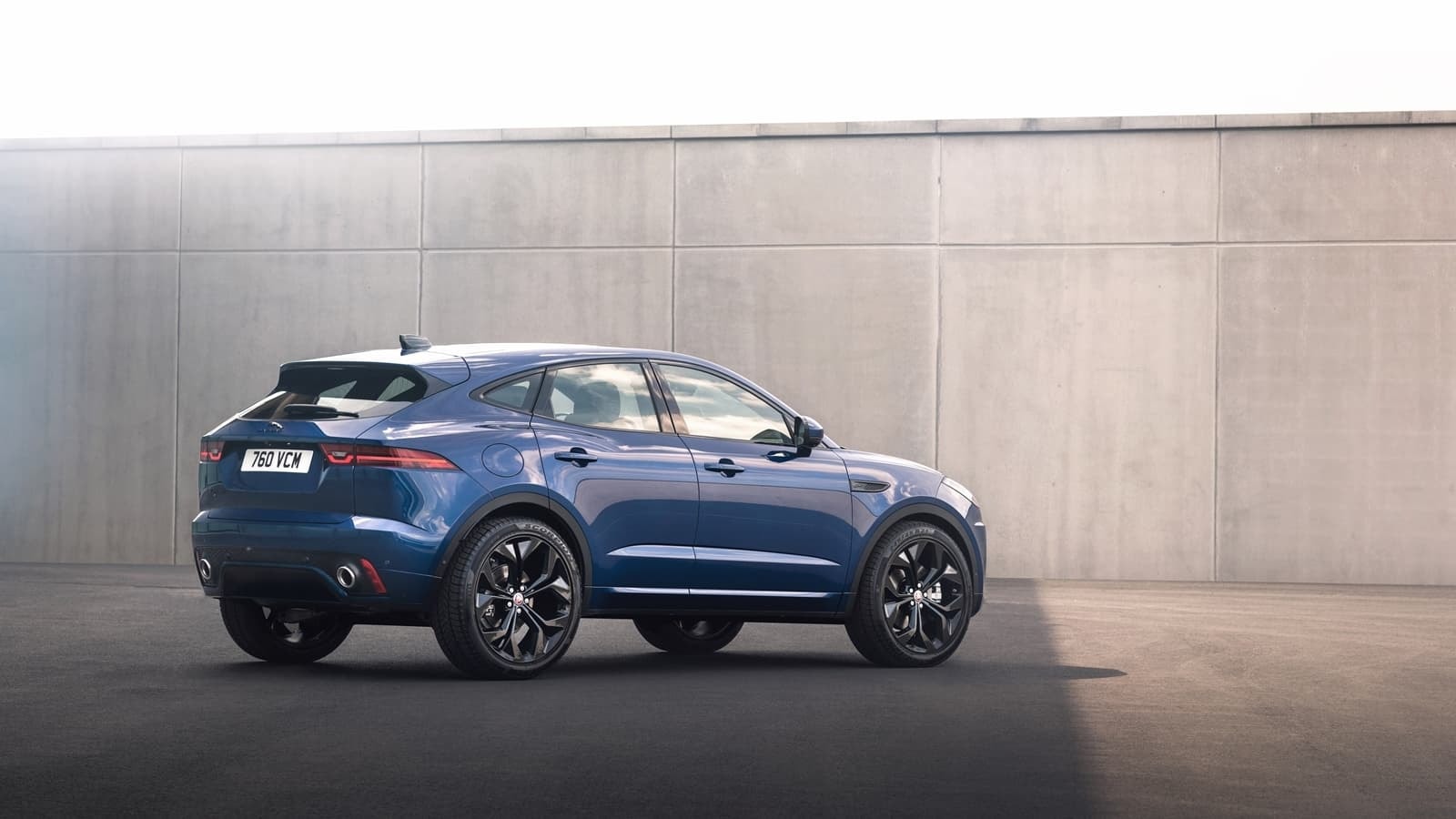 Toma lateral y trasera del Jaguar E-Pace que muestra el diseño táctico de la zaga.