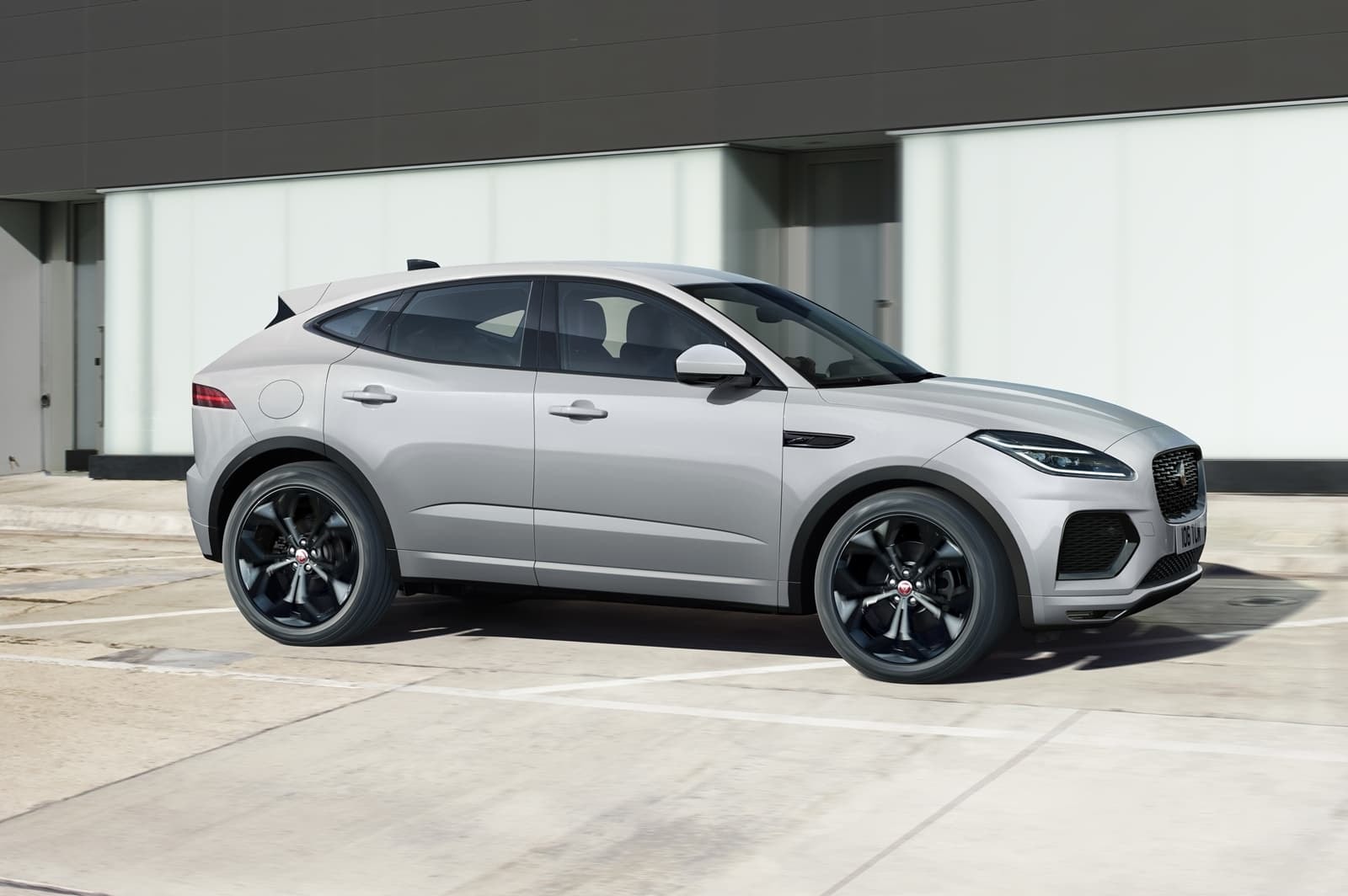 Perfil elegante del E-Pace con un diseño urbano en gris.