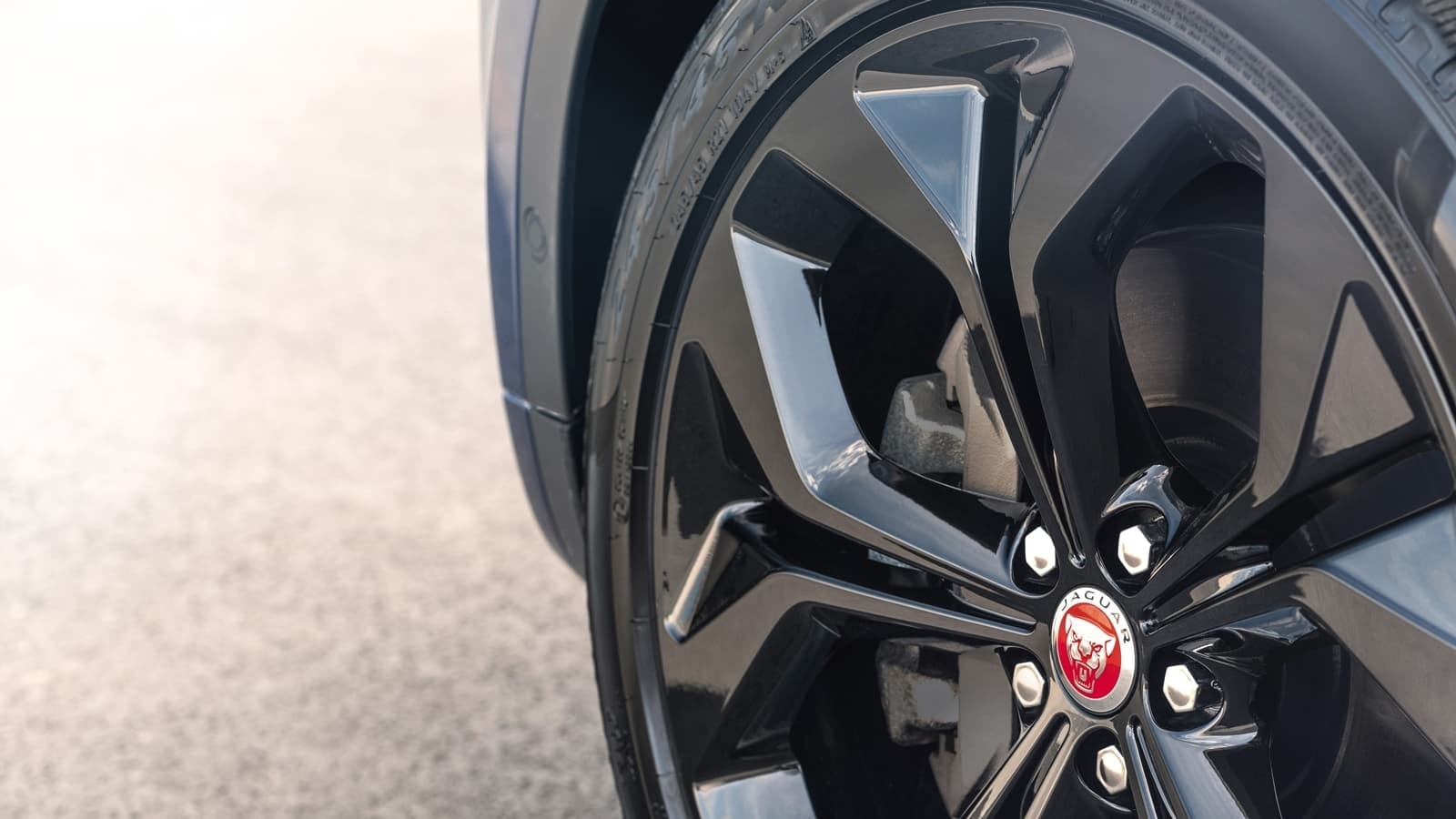 Primer plano del rin de aleación del Jaguar E-Pace, resaltando su diseño exclusivo.