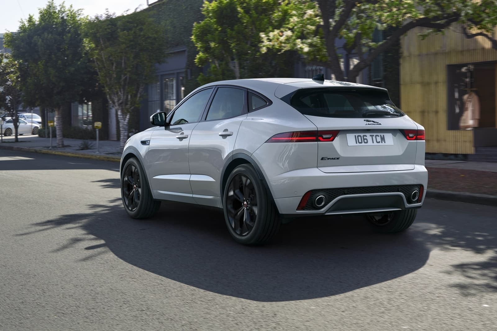 Imagen del Jaguar E-Pace en movimiento, mostrando su perfil trasero y deportividad.