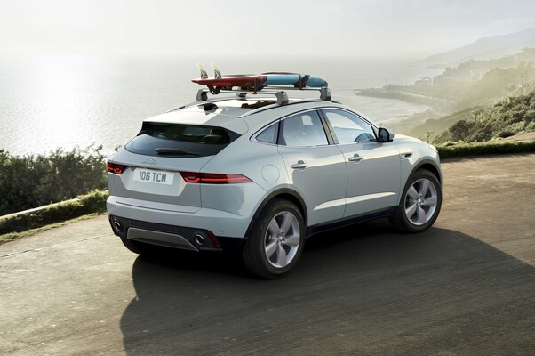 Enfoque a la parte trasera del E-Pace preparado para el ocio con portaequipajes. Enfoque a la parte trasera del E-Pace preparado para el ocio con portaequipajes.