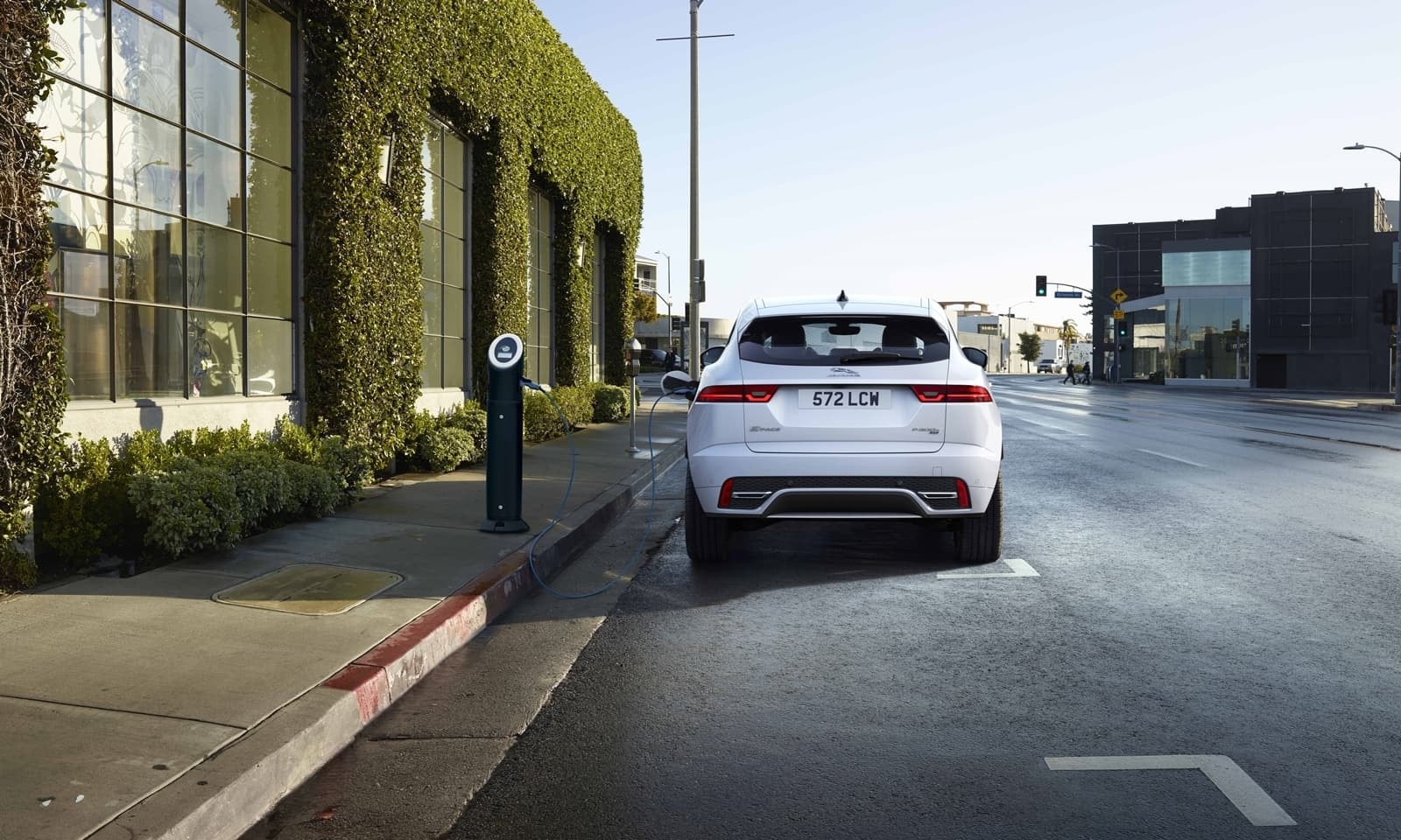 Jaguar E-Pace estacionado en la ciudad, con una vista trasera clara del vehículo