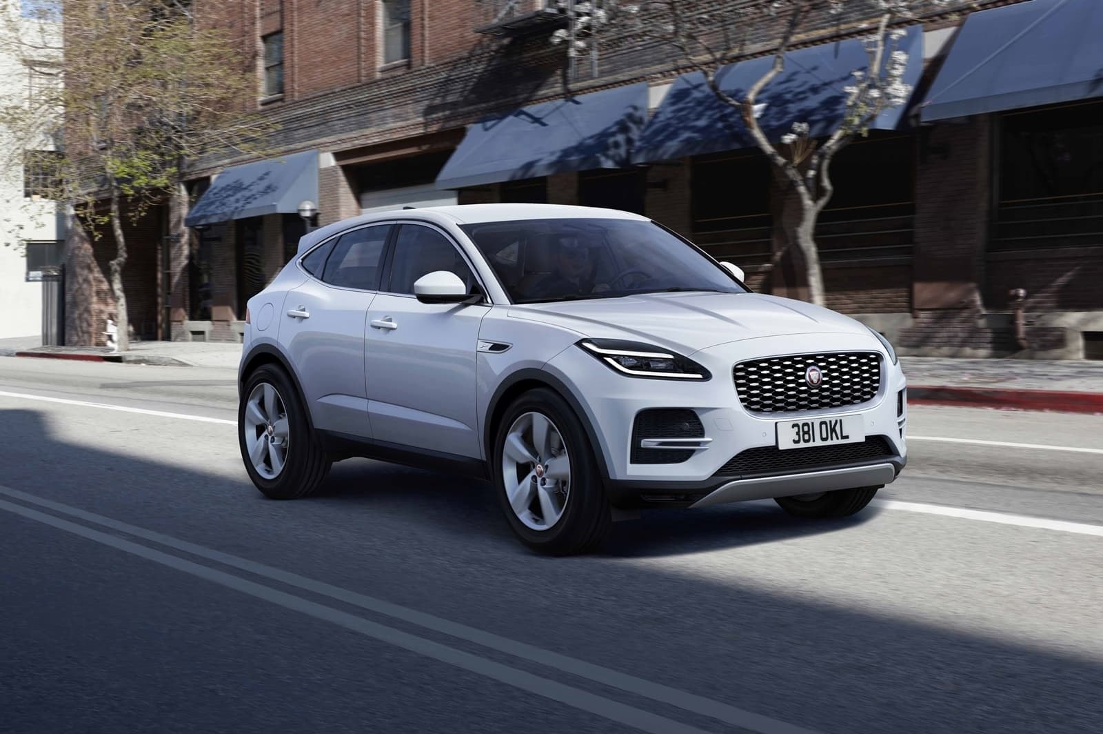 El Jaguar E-Pace en escena urbana, mostrando su frontal con distinción.