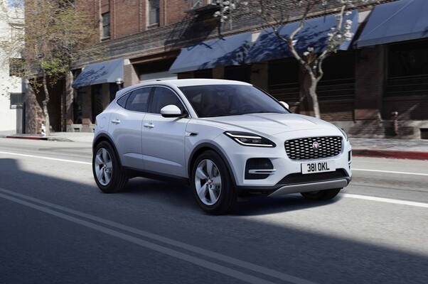 El Jaguar E-Pace en escena urbana, mostrando su frontal con distinción. El Jaguar E-Pace en escena urbana, mostrando su frontal con distinción.