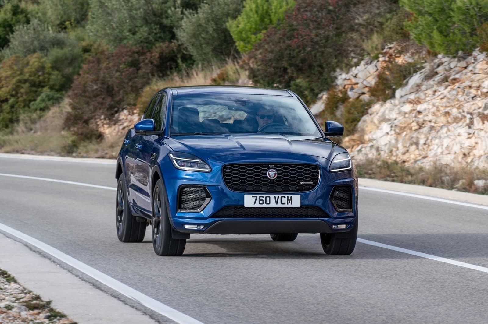 Vista dinámica frontal del Jaguar E-Pace en carretera.
