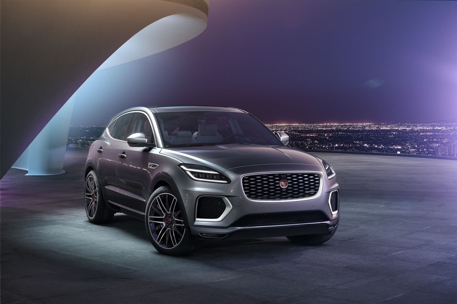 Jaguar E-Pace en un entorno nocturno, mostrando su elegancia y deportividad.