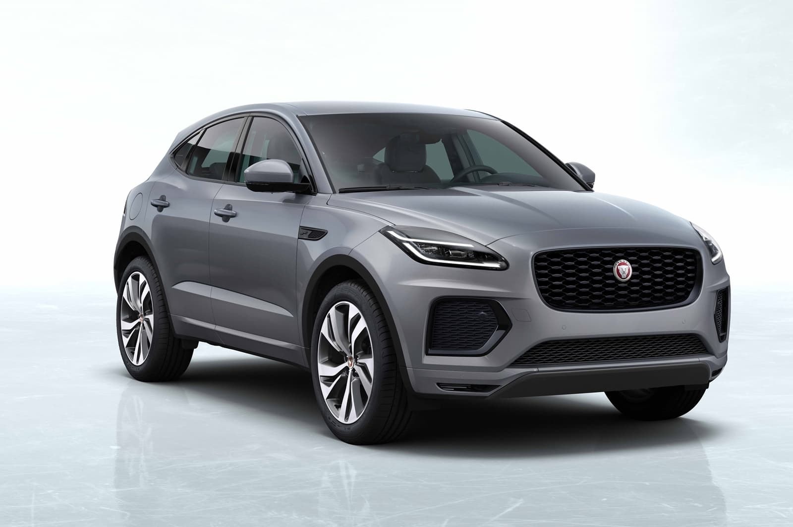 Representación estática frontal del Jaguar E-Pace, diseño impecable.