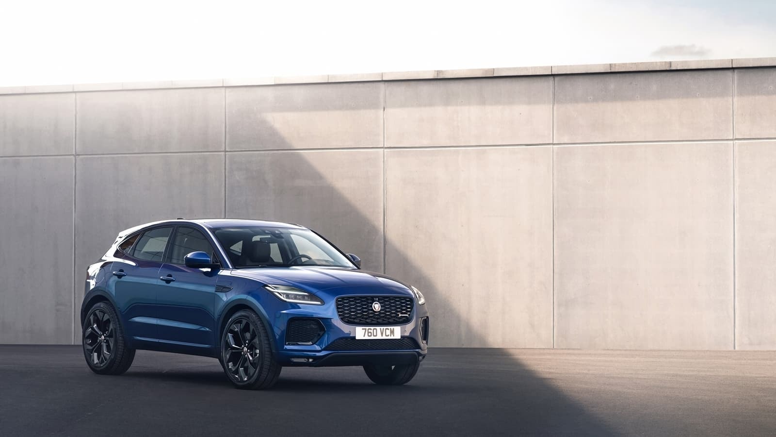 Vista delantera y lateral del Jaguar E-Pace, destacando su diseño aerodinámico.