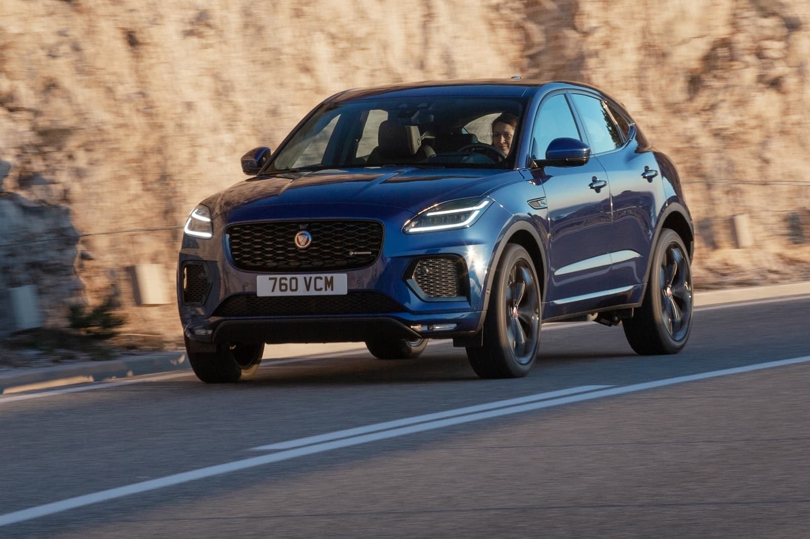 Imagen del Jaguar E-Pace en movimiento, vista lateral dinámica.