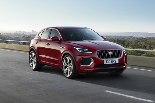 Vista del E-Pace en rojo, captando la esencia del diseño y su deportividad. Vista del E-Pace en rojo, captando la esencia del diseño y su deportividad.