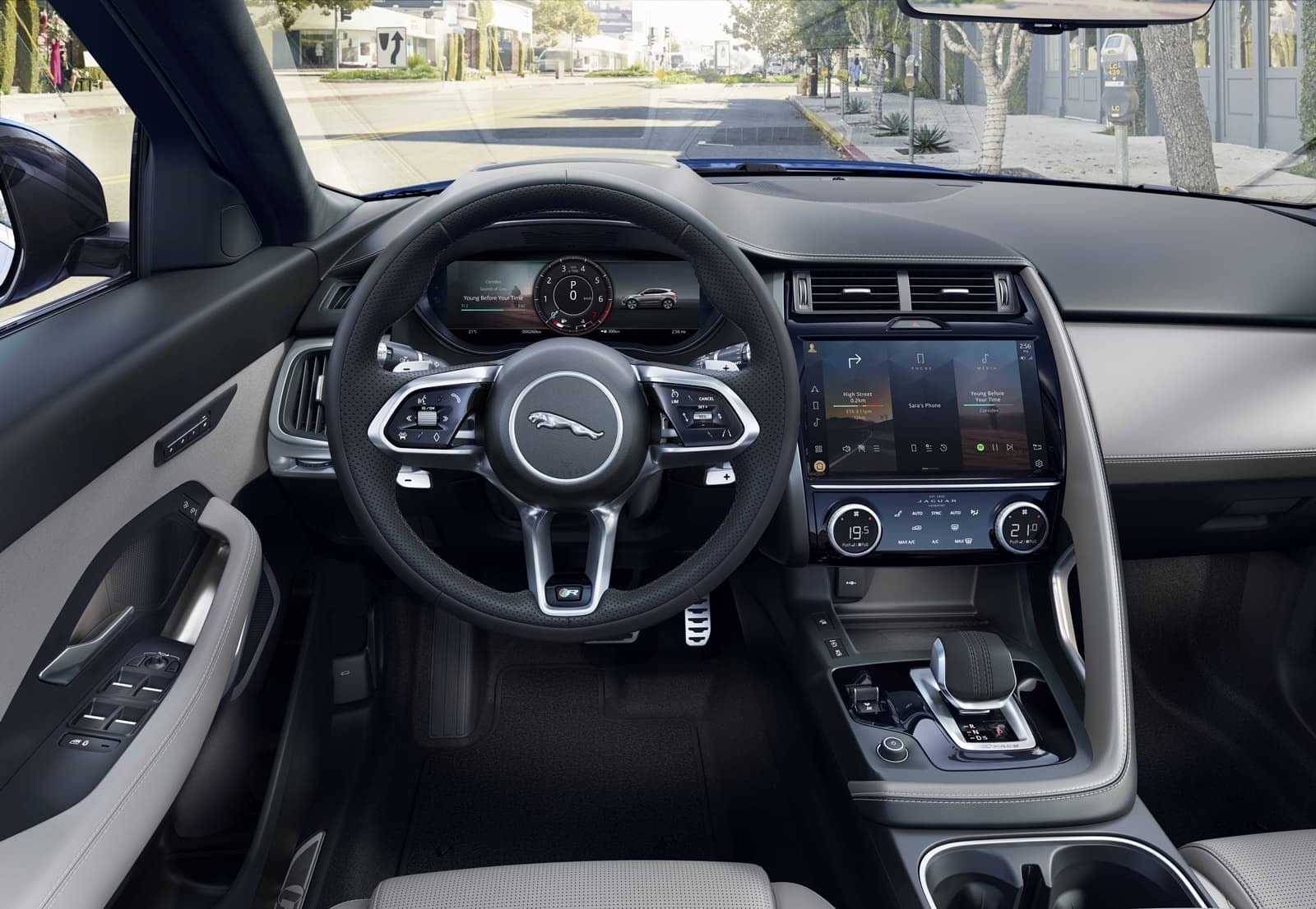 Vista del habitáculo del Jaguar E-Pace, desde la posición del conductor.