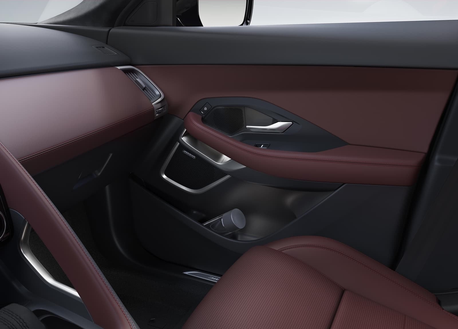 Interior de la puerta delantera del Jaguar E-Pace con acabados en cuero.