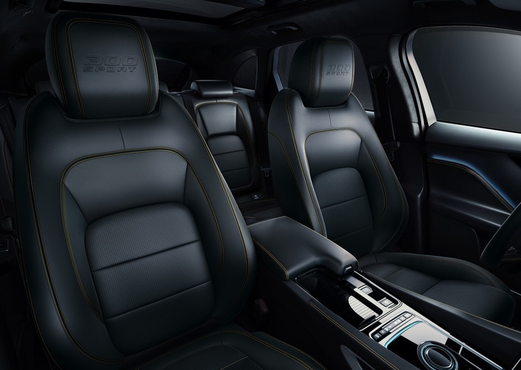 Vista general del interior centrada en la disposición y acabados de los asientos de cuero.