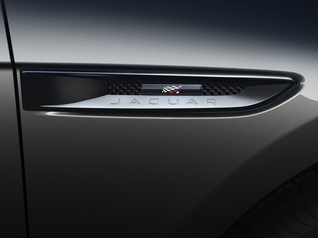 Detalle del emblema lateral Jaguar con acabado cromado, sinónimo de distinción.