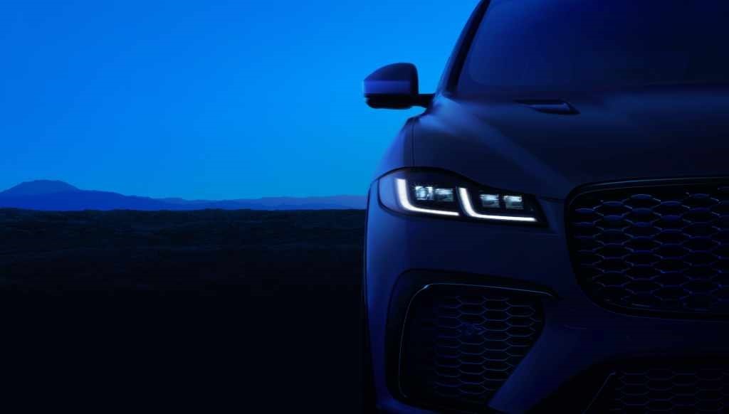 Primer plano de la parrilla y luces LED, resalta el diseño premium en ambiente nocturno.