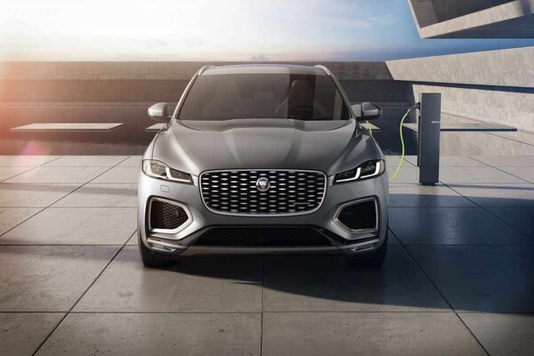 Imagen frontal del Jaguar F-Pace Híbrido, destacando su imponente parrilla y diseño moderno.