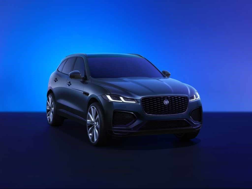 Vista diagonal frontal que demuestra el lenguaje de diseño y la silueta del Jaguar F-Pace.