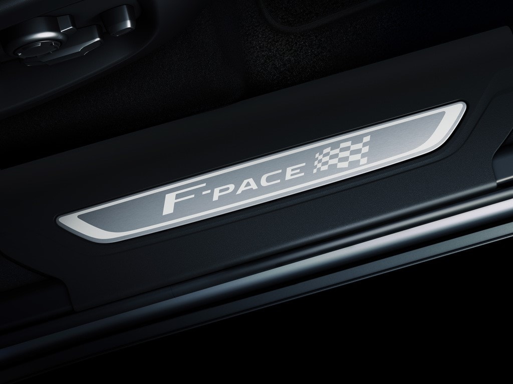 Umbral de la puerta con placa distintiva F-Pace Híbrido.