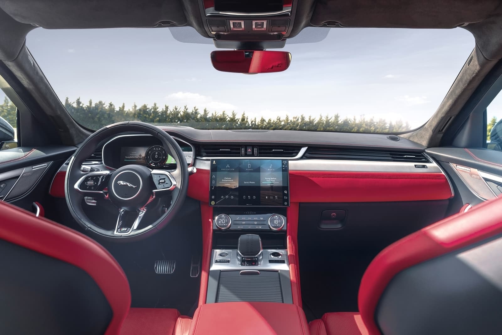 Vista amplia de la cabina del Jaguar F-Pace con techo solar abierto.
