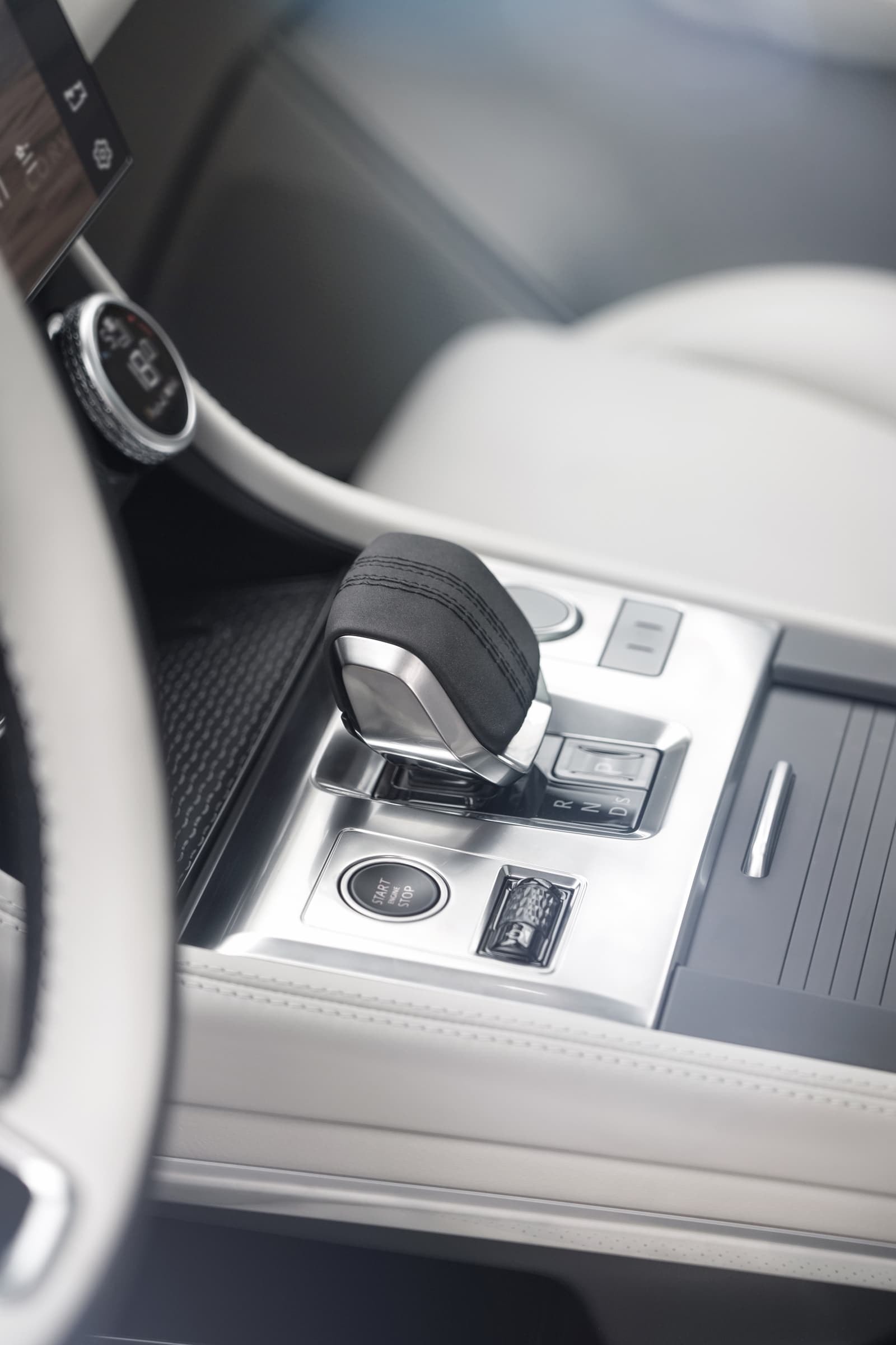 Detalle de la consola central con selector de cambio y controles de tracción.