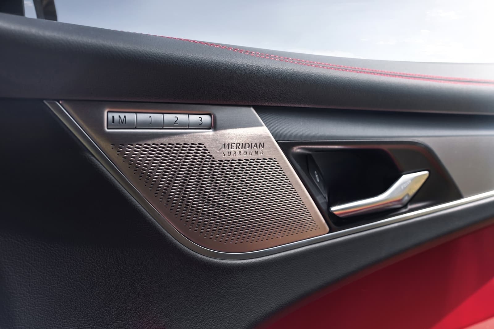 Altavoz Meridian en puerta del Jaguar F-Pace, detalles de alta fidelidad sonora.