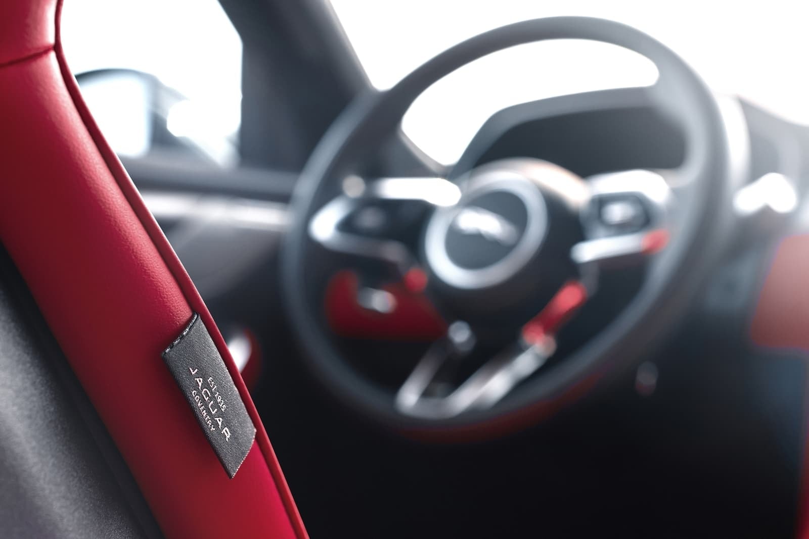 Primer plano de los materiales de alta calidad en el interior del F-Pace.