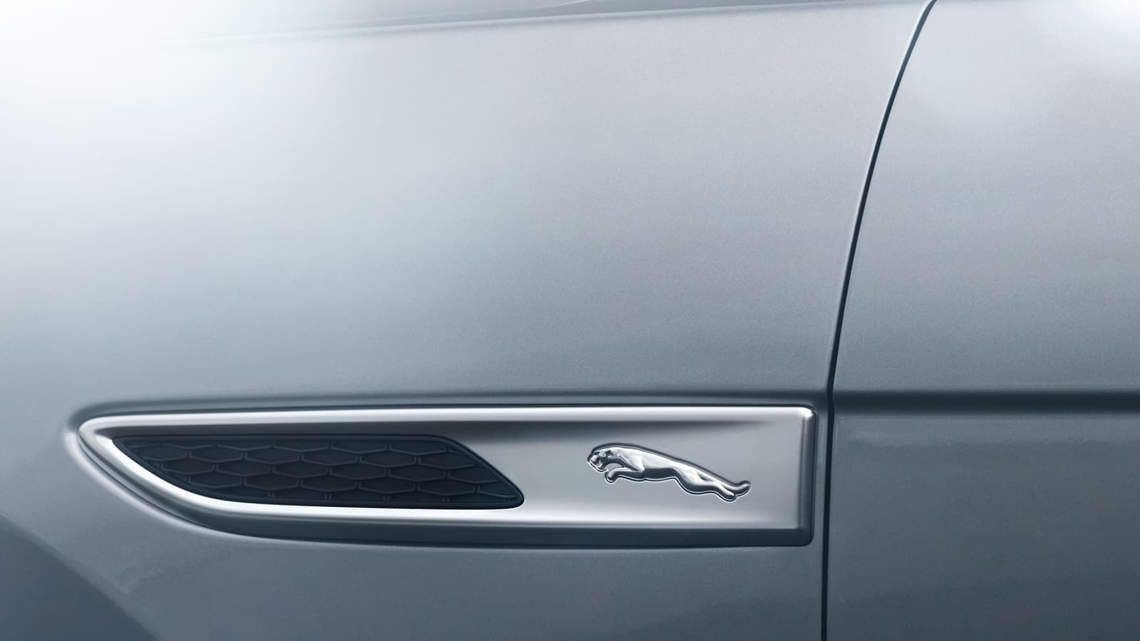 Detalle del emblema de Jaguar en la aleta lateral del F-Pace.