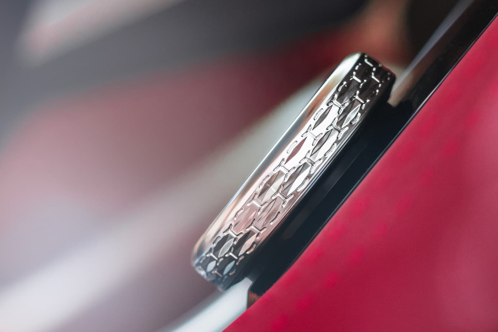 Detalle de la manilla de la puerta con diseño elegante en el Jaguar F-PACE.