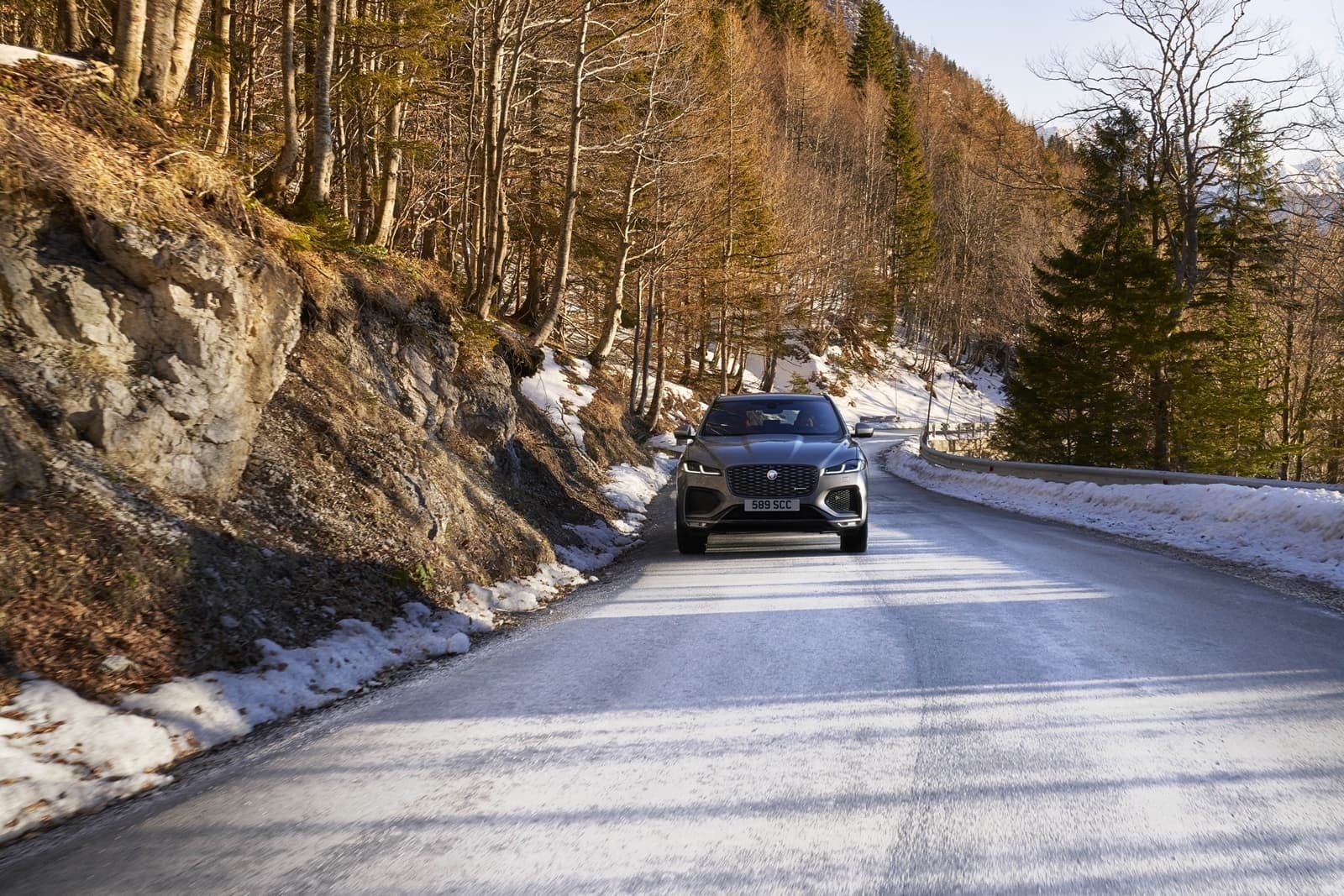 El Jaguar F-Pace afrontando la carretera invernal con aplomo y estilo.