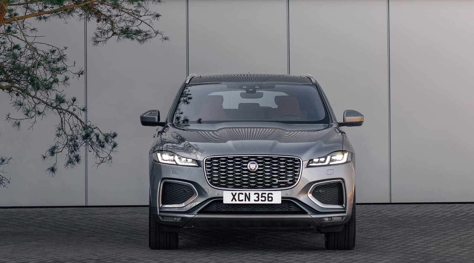 Imagen frontal del F-Pace que resalta la parrilla y faros característicos.