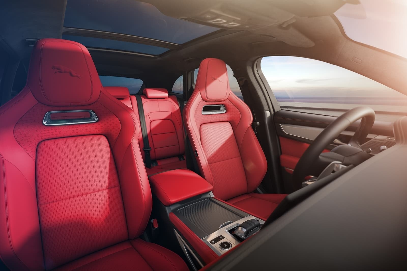 El Jaguar F-Pace y su cabina deportiva con asientos de cuero rojo.