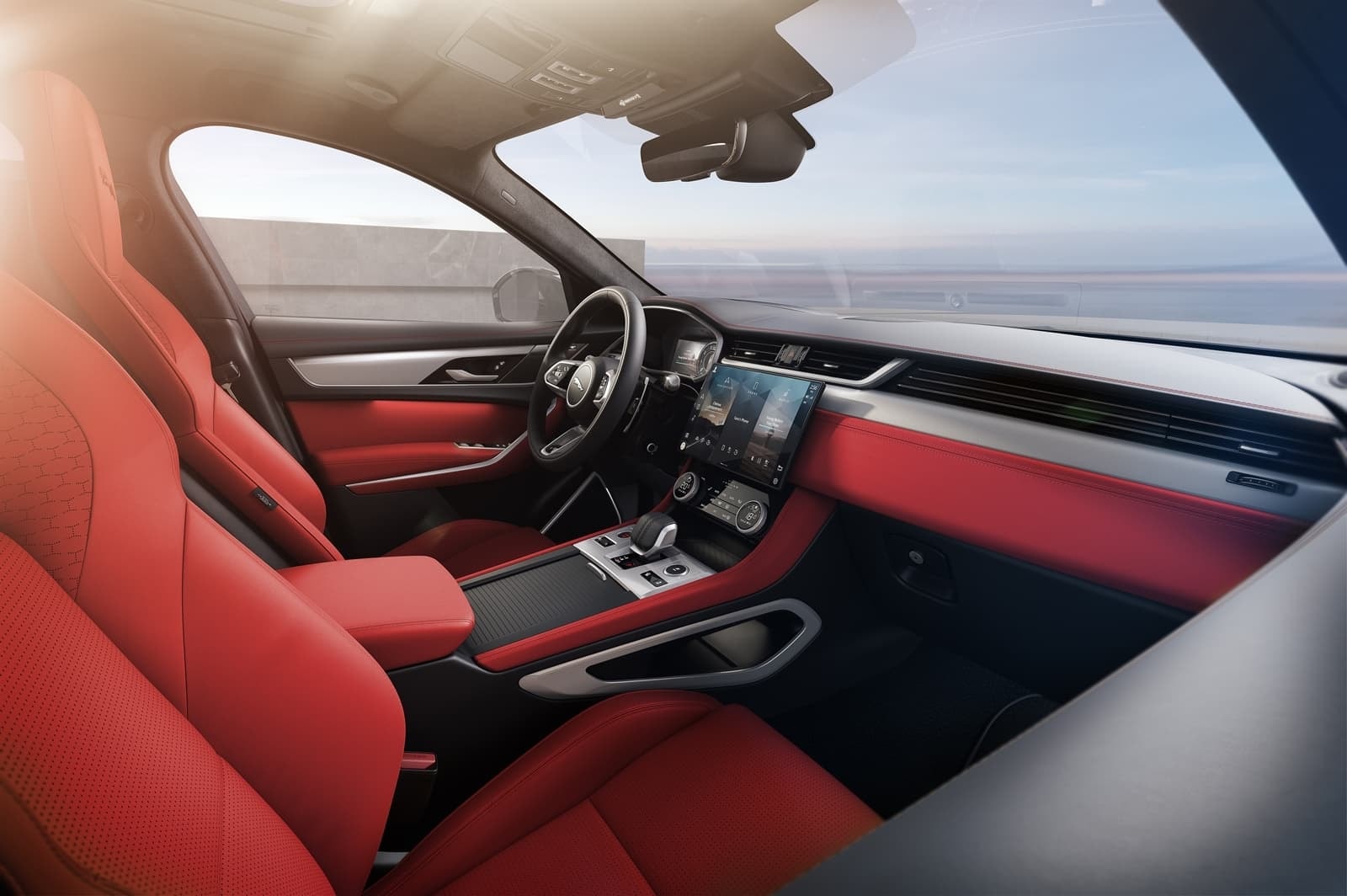 Detalle de los asientos de cuero rojo y consola central del Jaguar F-Pace.