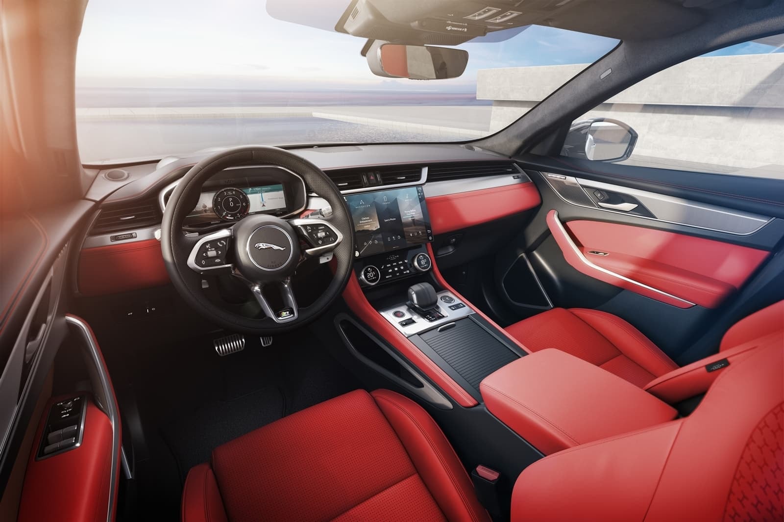 Vista del audaz interior rojo y negro del Jaguar F-Pace, lujo y deportividad.