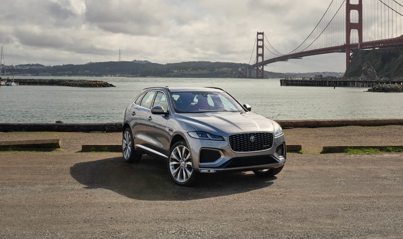 Imagen icónica del F-Pace frente al Puente Golden Gate, una fusión de ingeniería y diseño.