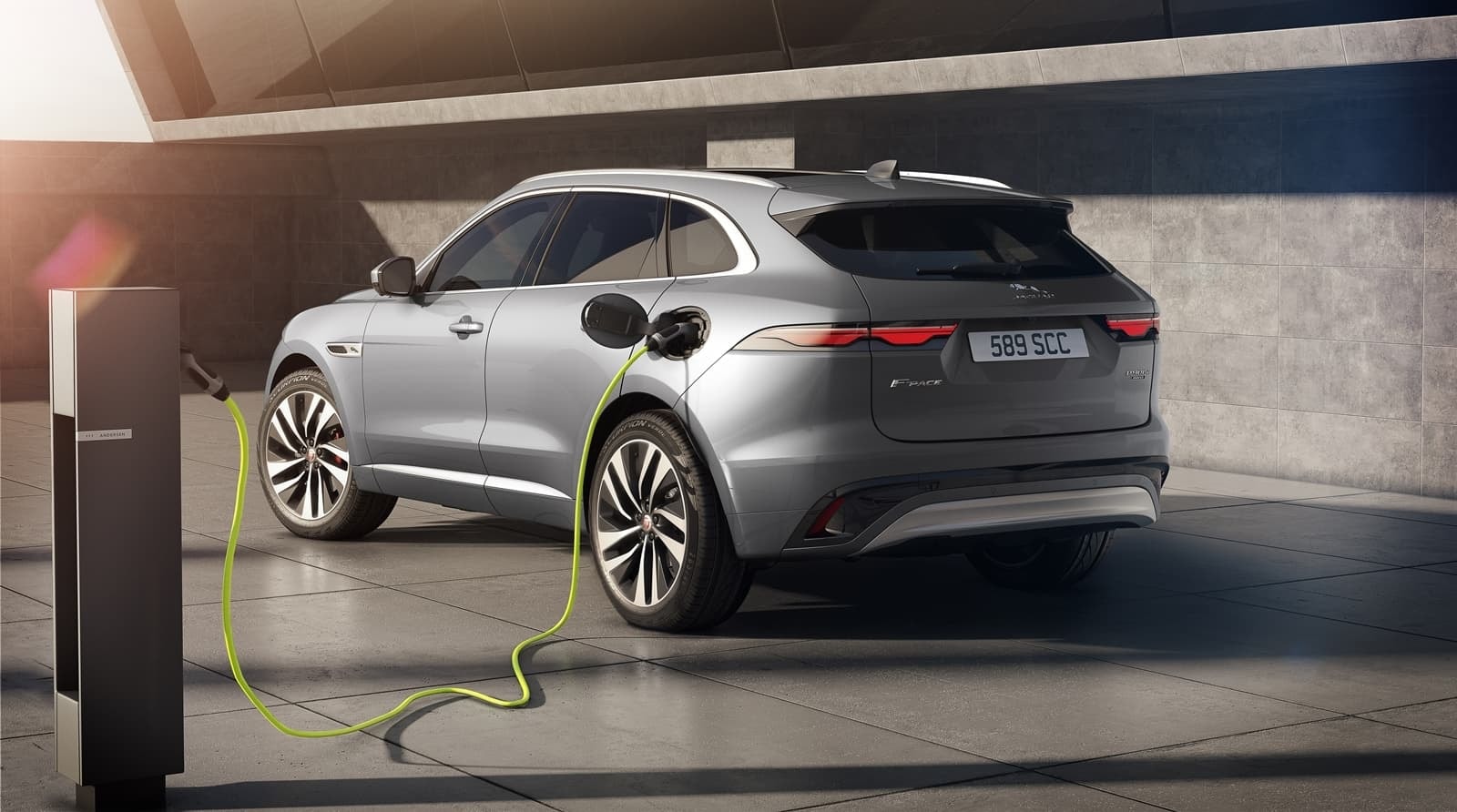 El Jaguar F-Pace enchufado a una estación de carga eléctrica.