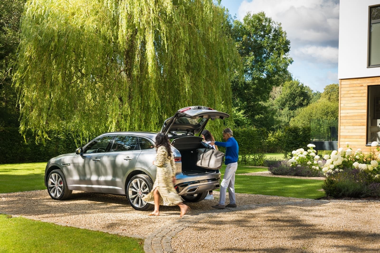 El Jaguar F-Pace listo para viajar, destacando su amplitud de maletero.