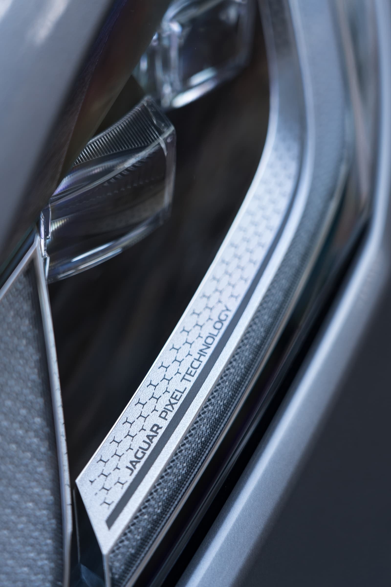Detalle minucioso del faro del Jaguar F-Pace con textura distintiva.