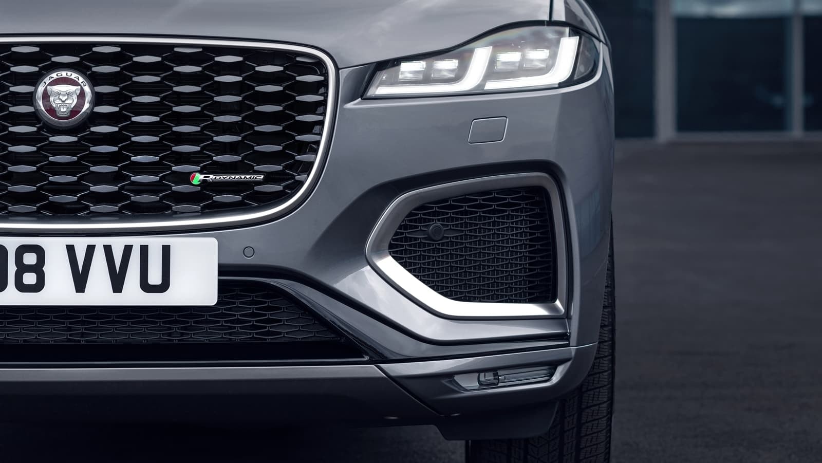 Primer plano de la parte delantera del Jaguar F-Pace, con enfoque en la parrilla.