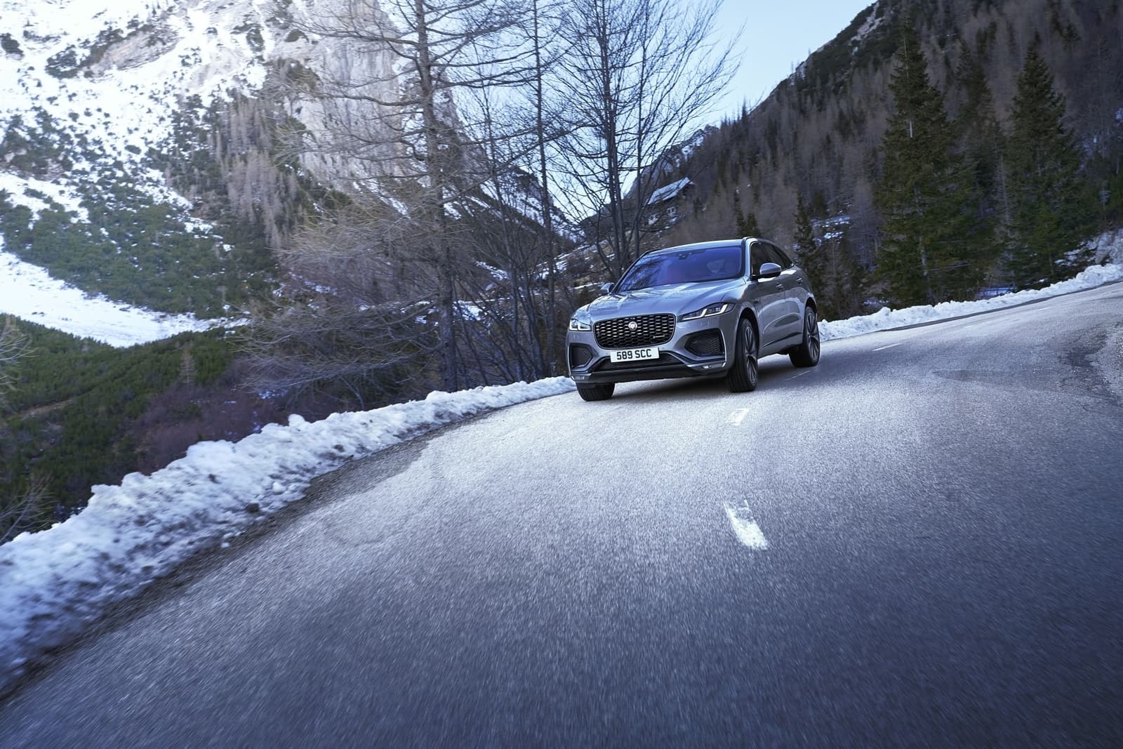 Imagen del Jaguar F-Pace aproximándose por una carretera nevada con firmeza.