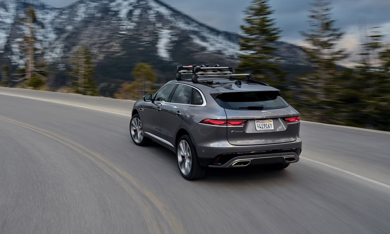 Vista dinámica del Jaguar F-Pace recorriendo una carretera de montaña.