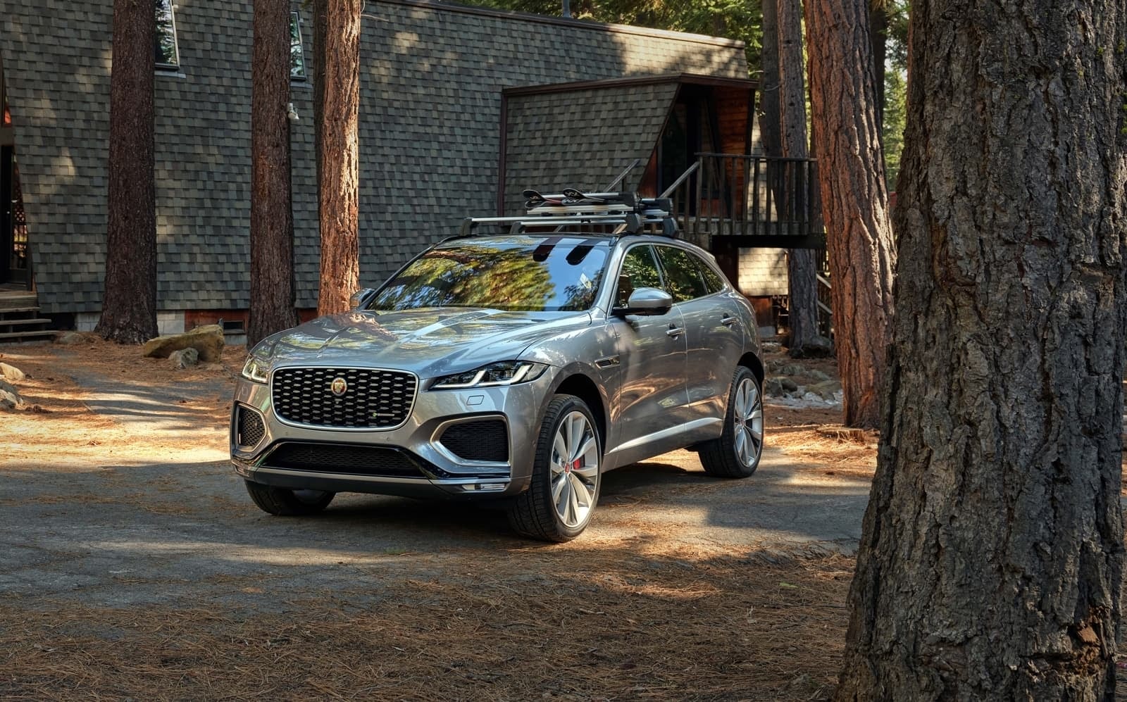 El Jaguar F-Pace en un entorno natural, resaltando su carácter versátil y aventurero.