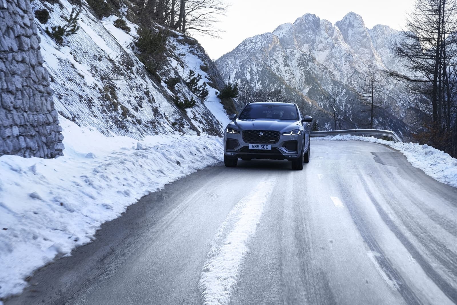 Vista frontal del Jaguar F-Pace afrontando un camino helado con determinación.