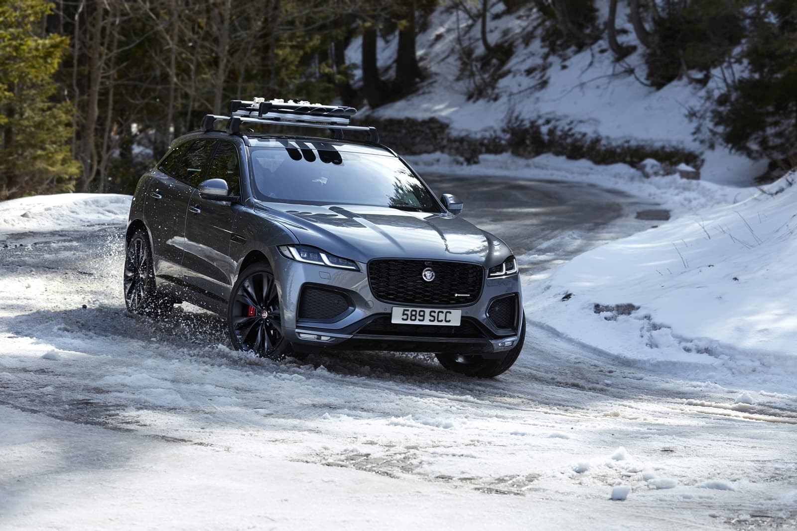 Elegante vista lateral delantera del F-Pace en acción, mostrando su estampa deportiva.