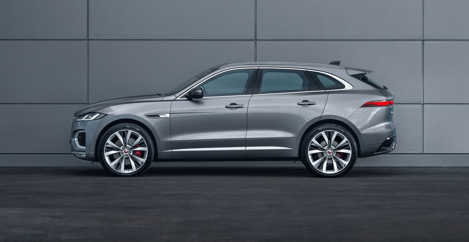 Perfil dinámico del F-Pace, destacando su estética deportiva y elegante.