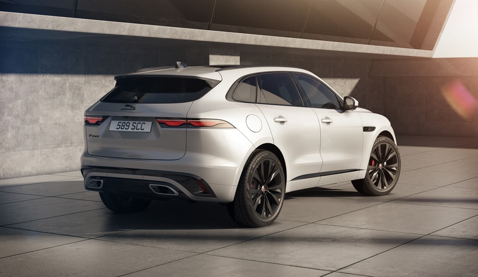 Vista lateral y trasera del Jaguar F-Pace estacionado, mostrando su elegante diseño.