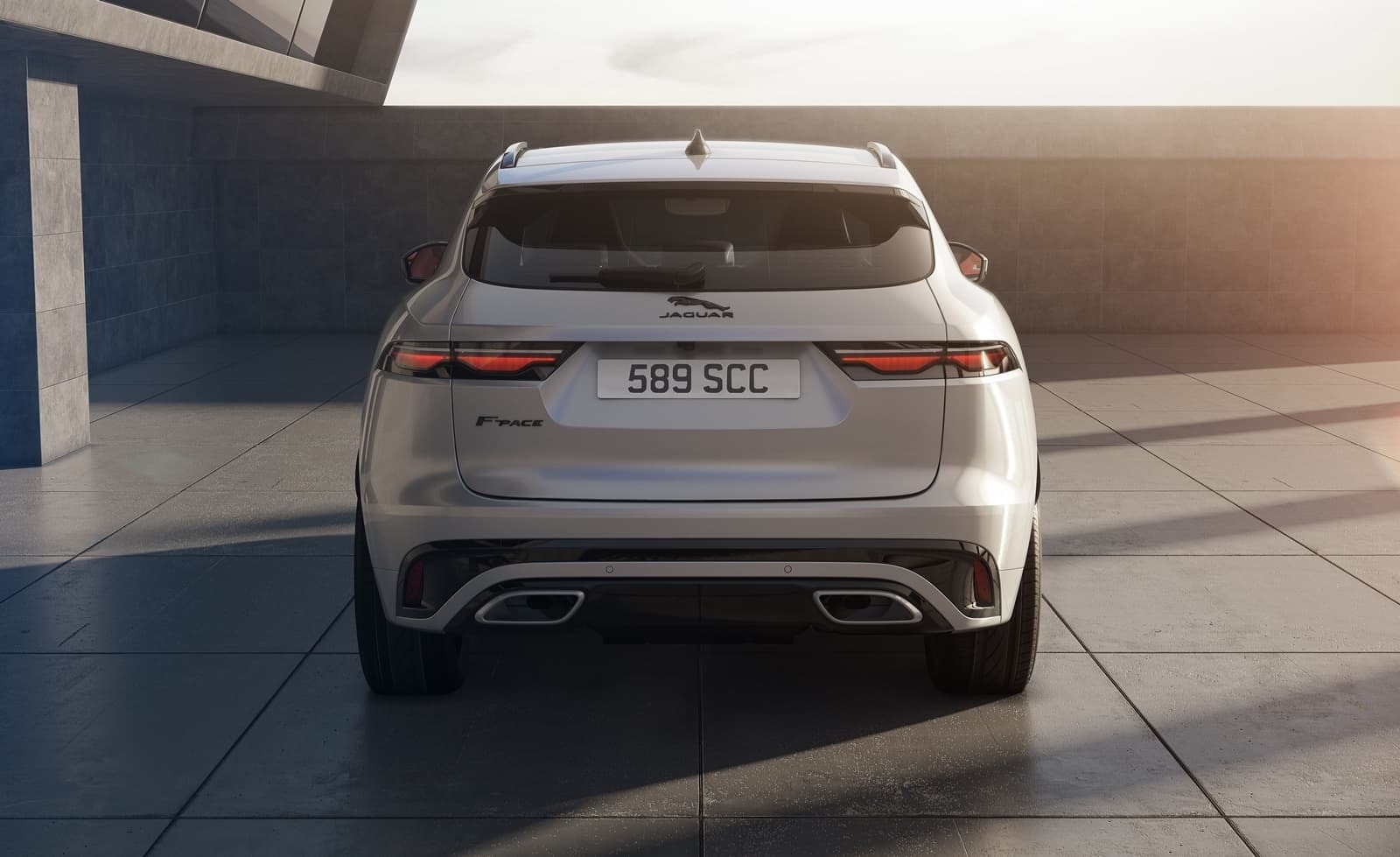 Vista trasera del Jaguar F-Pace en proceso de carga, enfatizando su compatibilidad eléctrica.