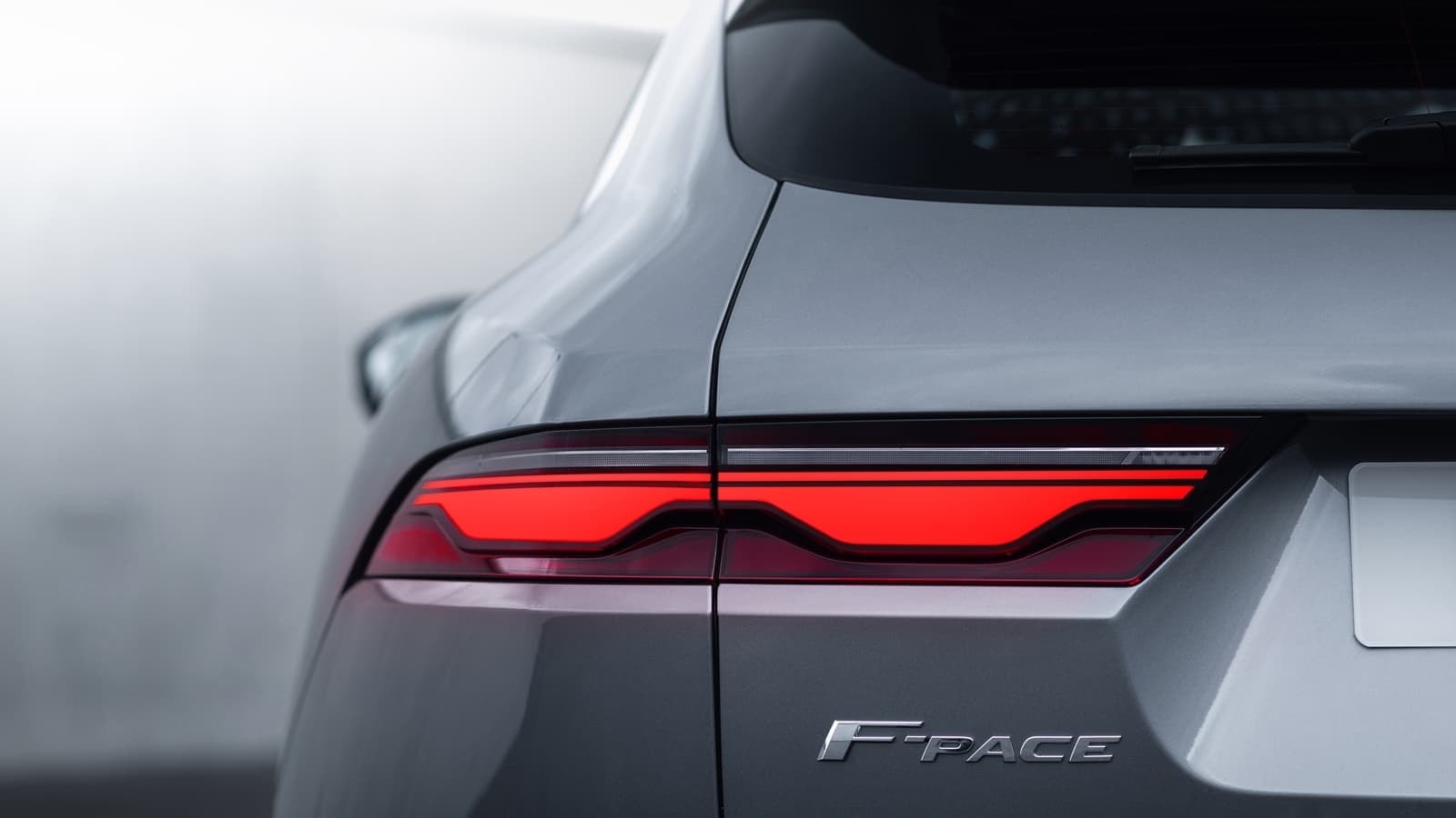 Vista detallada de los pilotos traseros del Jaguar F-Pace.