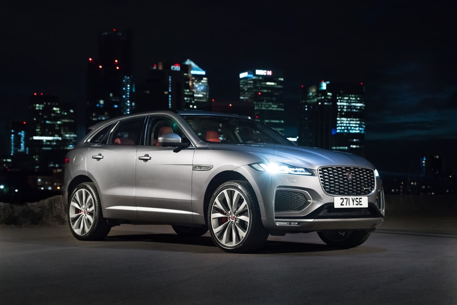Vista nocturna del Jaguar F-Pace, realzando su diseño y luces LED.